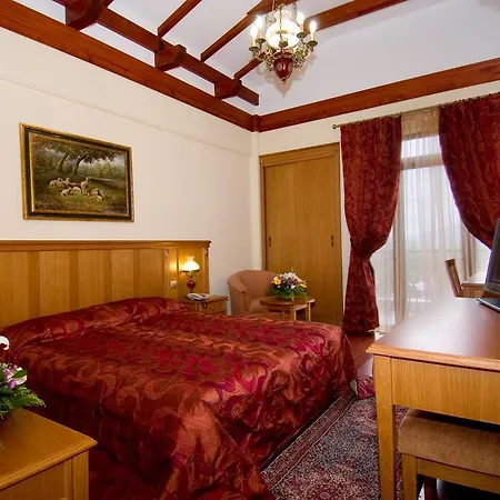 αιγές μέλαθρον 4*