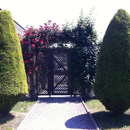 αιγές μέλαθρον