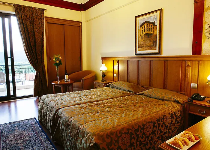 αιγές μέλαθρον 4*