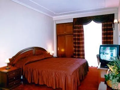 αιγές μέλαθρον