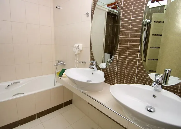 αιγές μέλαθρον 4*